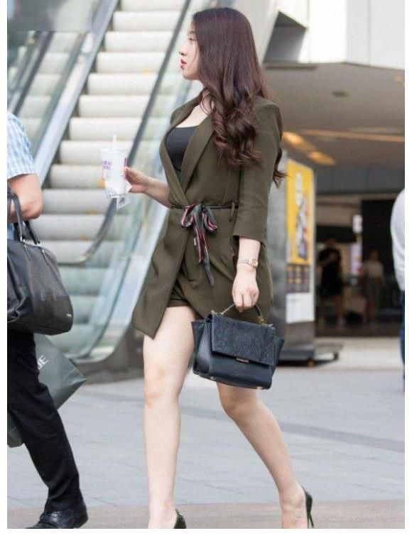 美的|个性女生就是美，军绿色西装连体短裤，穿搭洋气又美的气韵