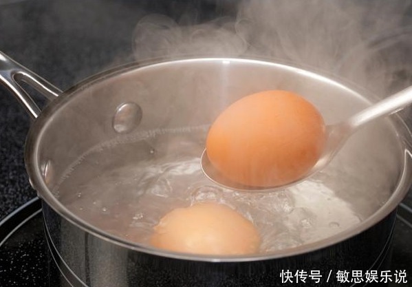 鸡蛋壳|煮鸡蛋时,直接下锅煮是错的!多加这1步,鸡蛋更嫩,壳一碰就掉