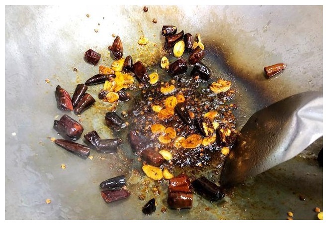 炒鱿鱼时,直接下锅炒错了,多加一步,鱿鱼鲜嫩爽口,亮白不腥气