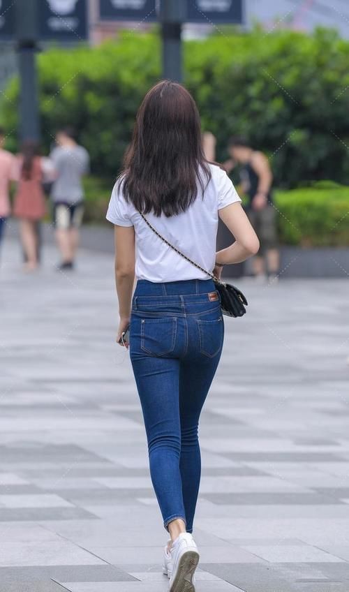 小姑娘|低腰裤和水印衬衣，小姑娘这样穿，轻松做小腰裤