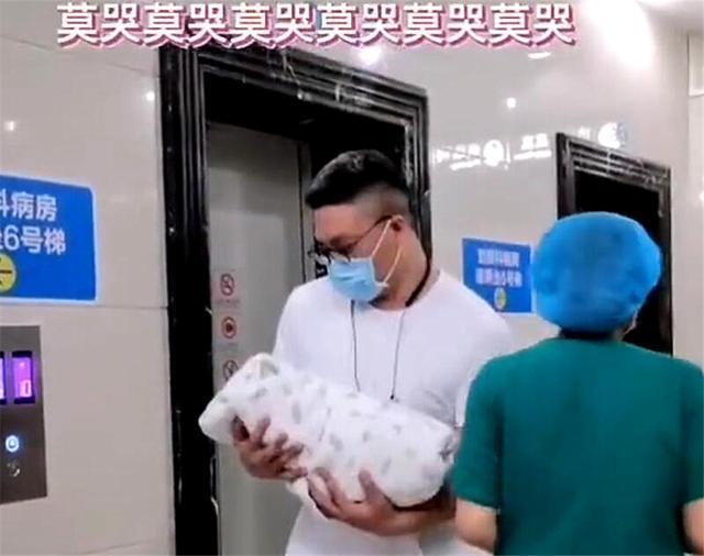|第一次抱娃有多紧张宝爸们太搞笑，网友小心翼翼的样子像偷瓜