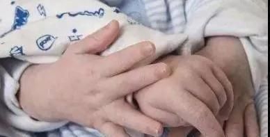 补习班|双胞胎弟弟出生后就没了呼吸,哥哥下意识的暖心举动唤来“奇迹”