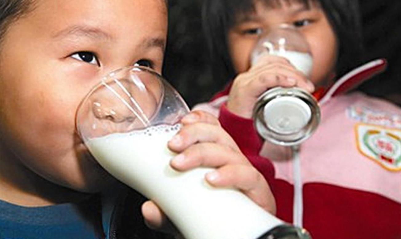 喝牛奶|“天天喝牛奶”的孩子和“从不喝牛奶”的孩子,3大差别很明显