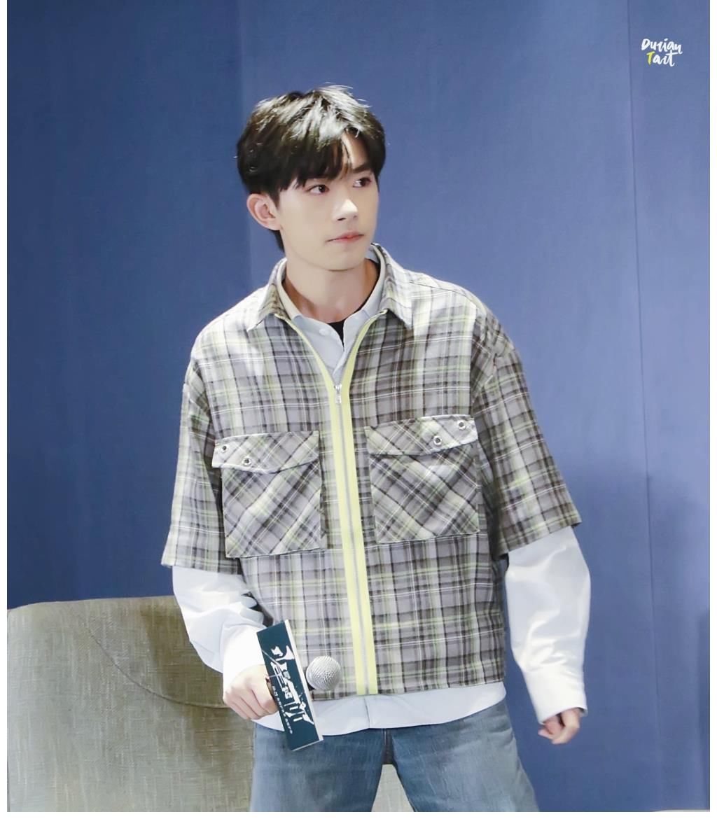 《奇迹》发布吃播花絮,易烊千玺偷吃草莓被抓包,表情太搞笑