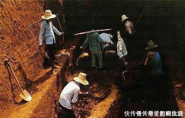 田里挖出一匹金马,发现千年宝藏,他主动上交国家,现成无价之宝