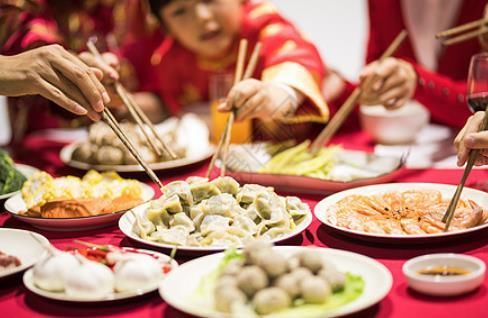 和老爸一起包饺子，感受幸福的味道~