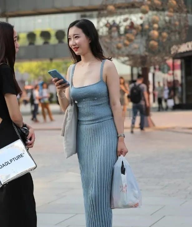 搭配 青春时尚的连衣裙，纯净而明媚，又有优雅小知性