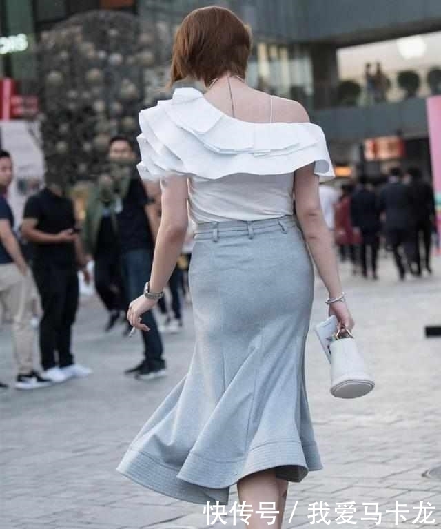 这身|街拍:图六小姐姐大长腿太迷人了,再配上这身打扮,一个字:美!