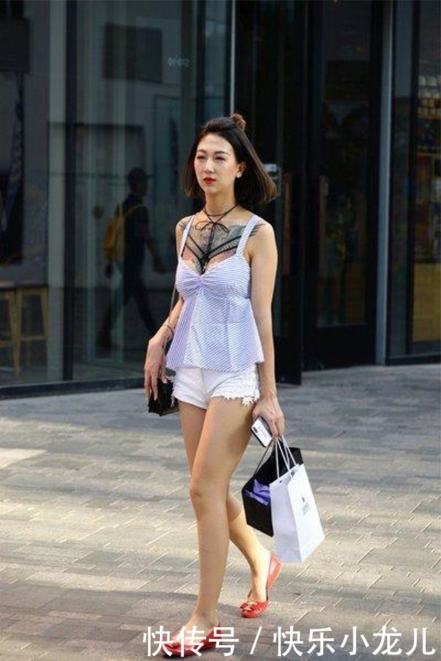 时尚穿搭,美女身材好颜值高,穿黑色的吊带,更显腿长