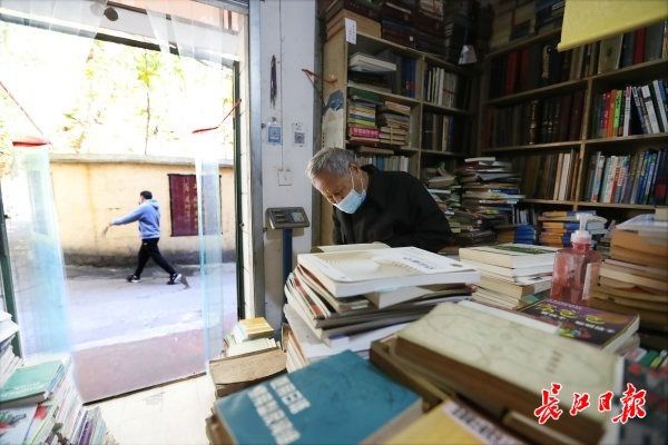 书店#爱书守书20年，旧书店老夫妻甘做“文化摆渡人”