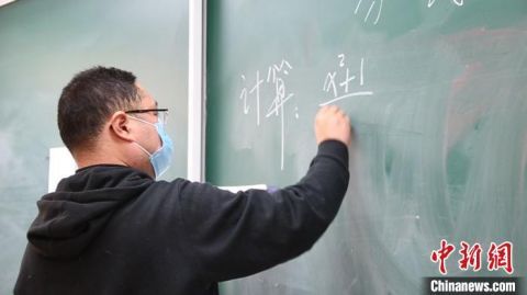 “我的数学真是体育老师教的！”90后体育老师做班主任辅导数学