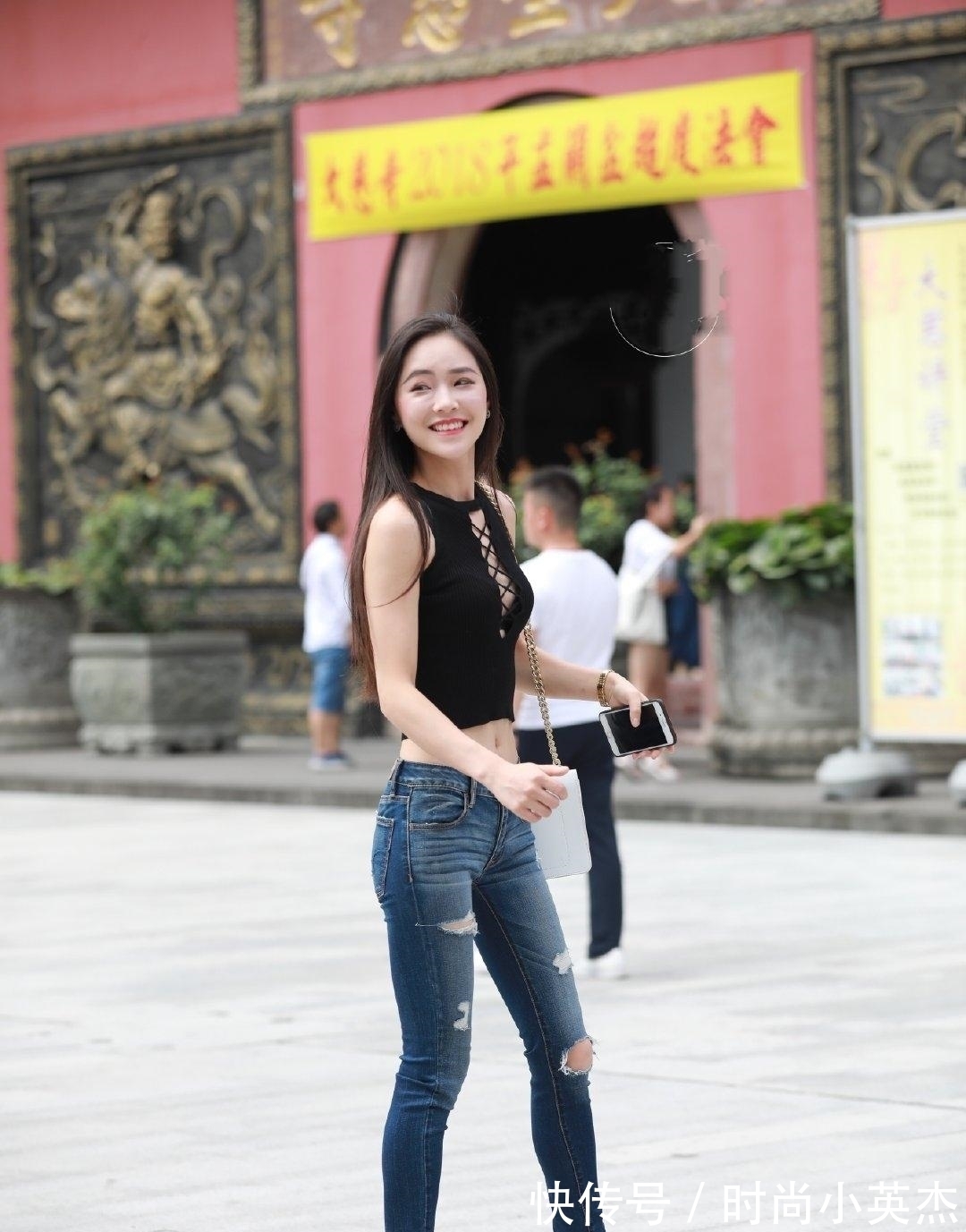 小姐姐|初秋穿搭不能太过单调,选一条破洞牛仔裤,时尚大方有个性