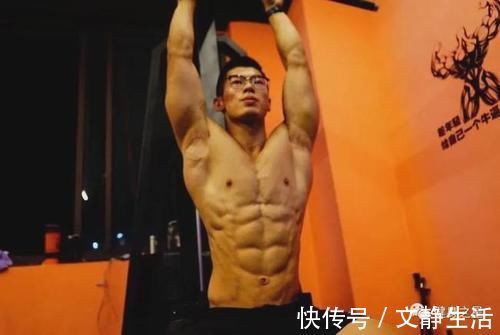 学生时代|22岁“小鲜肉”脱衣秀身材,白巧克力腹肌有点可!