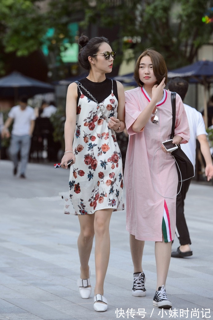 街拍|成都街拍,印花连衣裙搭配一字高跟鞋,时髦与魅力并存
