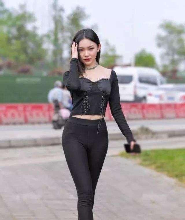 白t|随性自然的打底裤穿搭富有时尚感,舒适透气修饰腿型,凸显优势