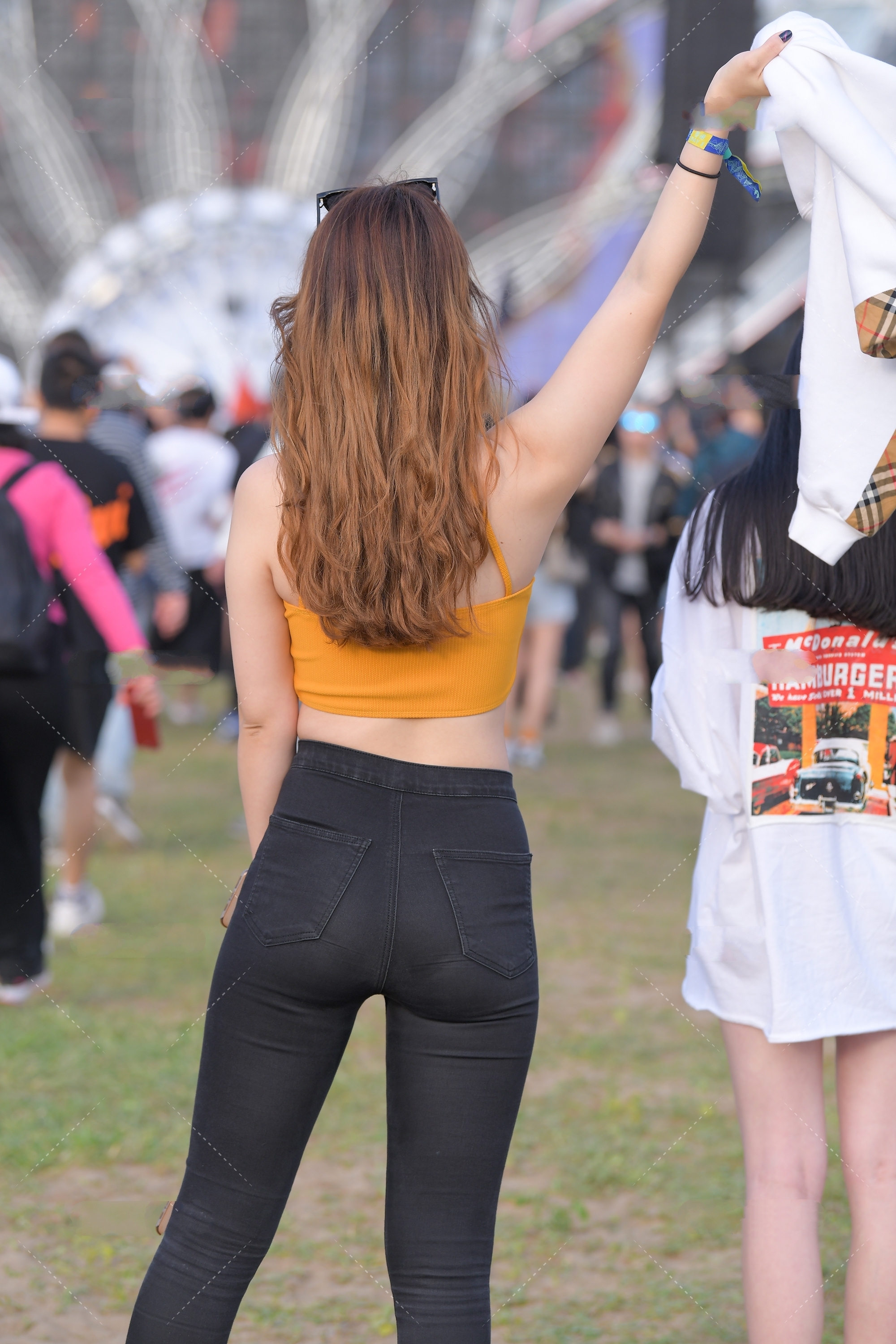 女孩们 明黄色小背心搭配黑色修身裤,简单清纯,精致时尚