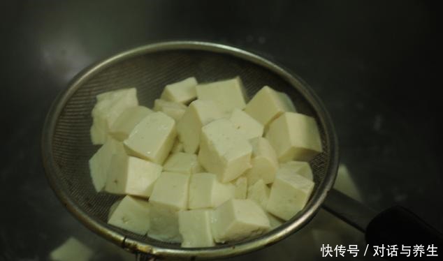 炒猪血时,最忌直接下锅,多做1步,猪血滑嫩不腥,很好吃