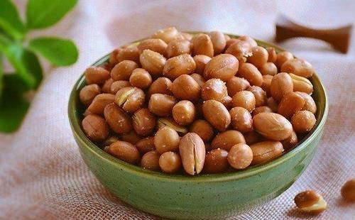 早晨起床后吃点花生，坚持一个月，3个好处意想不到，早知早受益