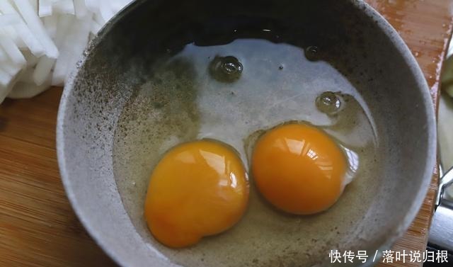 炒鸡蛋别只会用西红柿，换个食材，润肺生津，老人孩子都爱吃