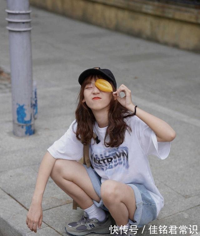 条纹 日系风格才是女性最爱的针织开衫搭配黑色长裤,确实很时髦!