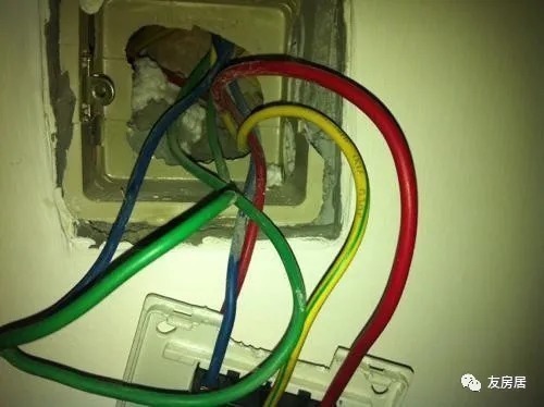 插座|灯线和插座线走一路,立马把水电工给换了,这简直就是在胡闹!