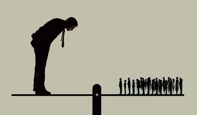  困在|虹吸现象：现代人的大脑和人生都被“吸”住，困在了“编制”里