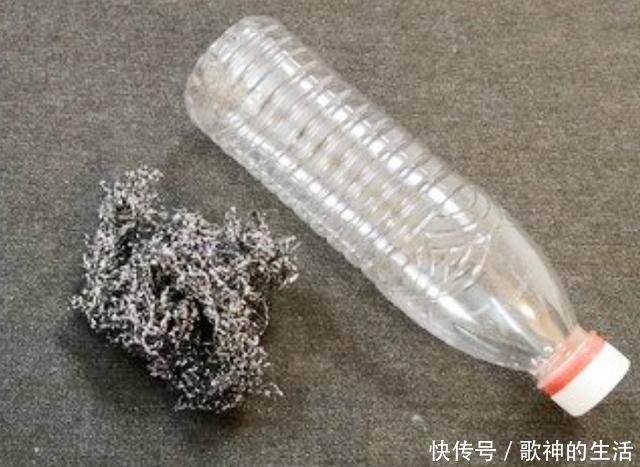 钢丝球塞到塑料瓶中,放到厨房里太实用了,轻松解决家家户户麻烦