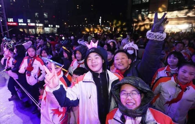 愈冷愈火爆，这所学校“灯光音乐会”点燃冬夜