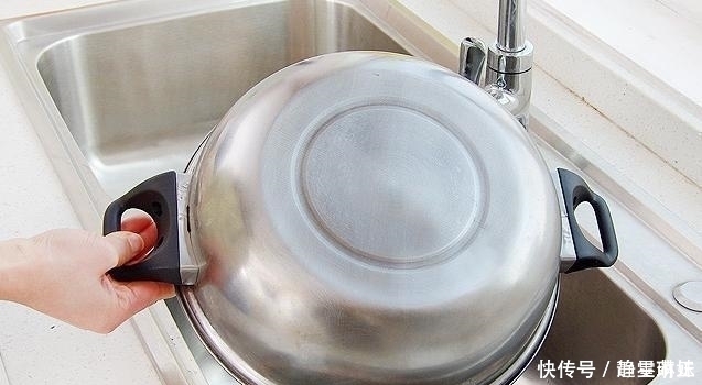 锅用久了又黑又脏,别着急丢!教你一妙招立马像新买的一样干净