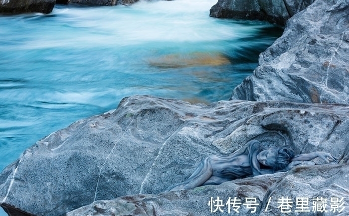 枯树$美女不穿衣服藏进大自然,惊人伪装考验你的眼力!1秒找到真汉子