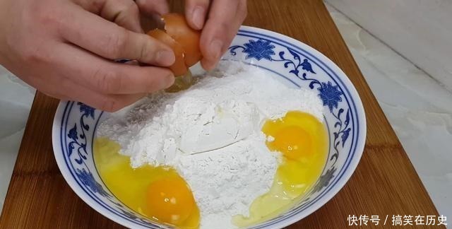 以后面粉就这样做,加3个鸡蛋,不用烤不用蒸,比蛋糕都香甜好吃