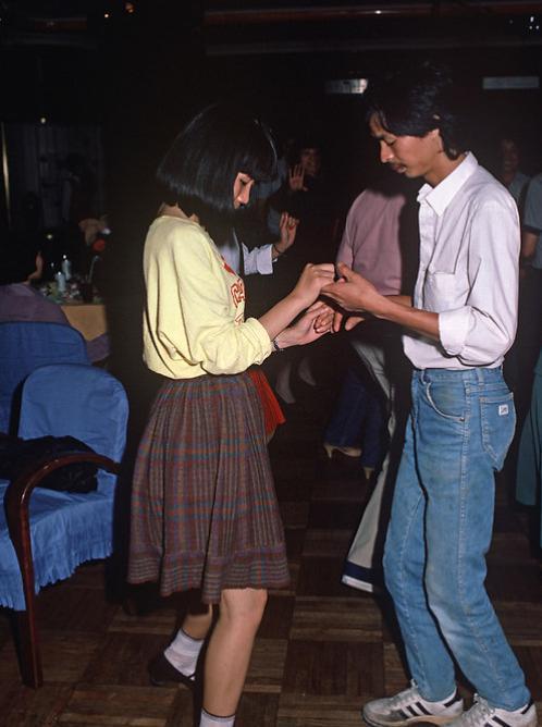 衣服|现如今流行的衣服,全是1985年的人已经穿腻的,命运是一场轮回