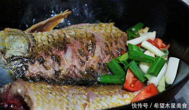 米饭|鱼刺容易卡喉咙,别再喝醋吞米饭,简单一招,让鱼刺自己跑出来!