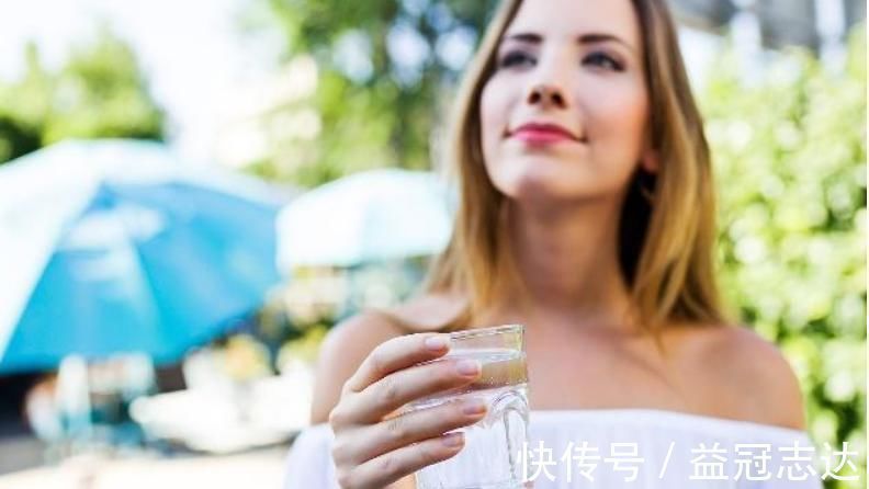 饮料|五种饮水习惯,或许比熬夜还催人老,很多人不懂,抓紧改不吃亏