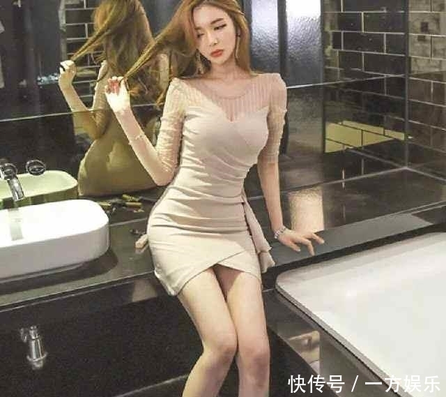 白皙|街拍:皮肤白皙明媚的小姐姐,走心不尴尬,衣服时尚很独特性感!