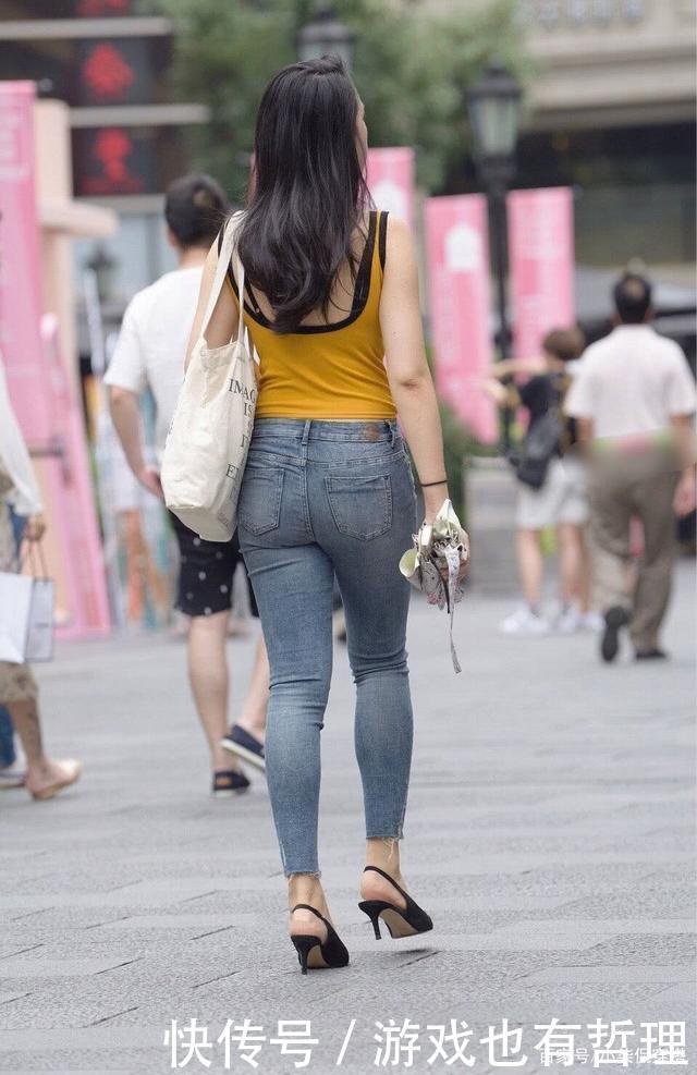 女人过了40岁,不想显老就穿牛仔裤,显瘦又减龄!