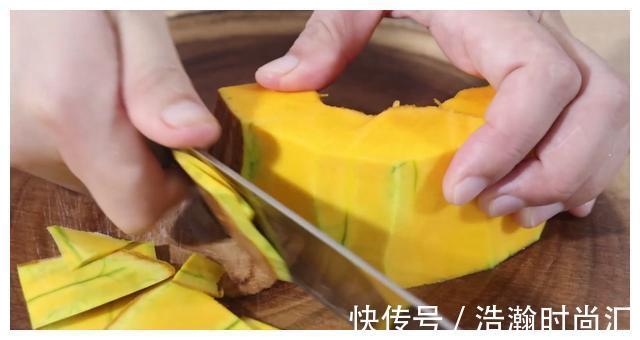 辅食|我家南瓜从不煮粥!比南瓜饼好吃百倍,宝宝吃完舔手指,肉都不换