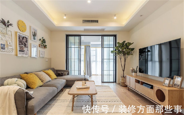 归属感|112平原木简约的柜体与软装搭配,让人很有归属感