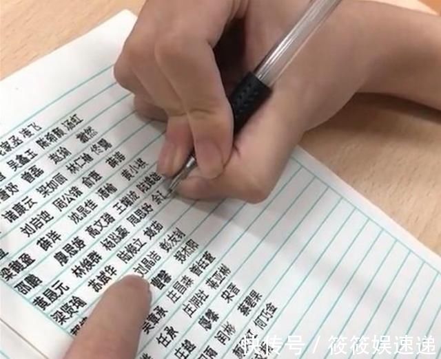 16岁男孩手写“印刷体”走红,获百万网友点赞,背后原因让人心酸