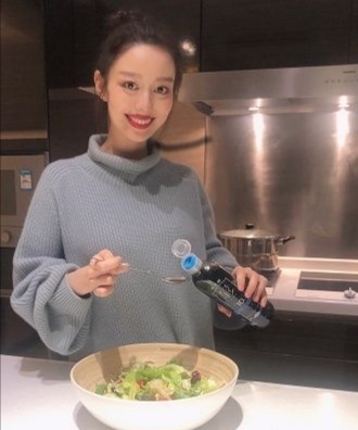 吉娜|吉娜孕晚期还坚持化大浓妆,红唇画太过显嘴大,超大眼袋遮不住