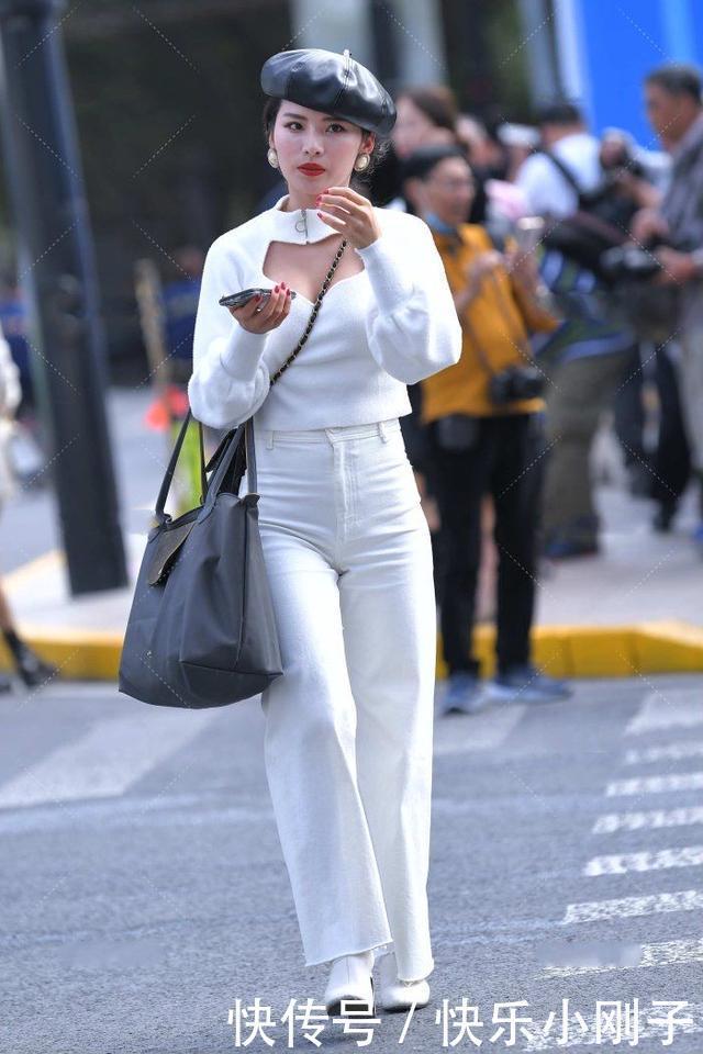 苗条美女的时尚造型，高领打底衫搭配白色牛仔裤，穿出圆润身材