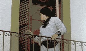 |搞笑GIF:哥们,你脑子真是聪明,在家就能玩过山车