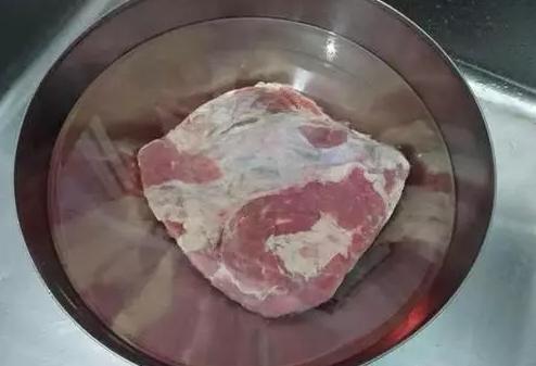 冰箱里拿出的冻肉，千万不要用水泡，教你1招，吃着和新鲜肉一样