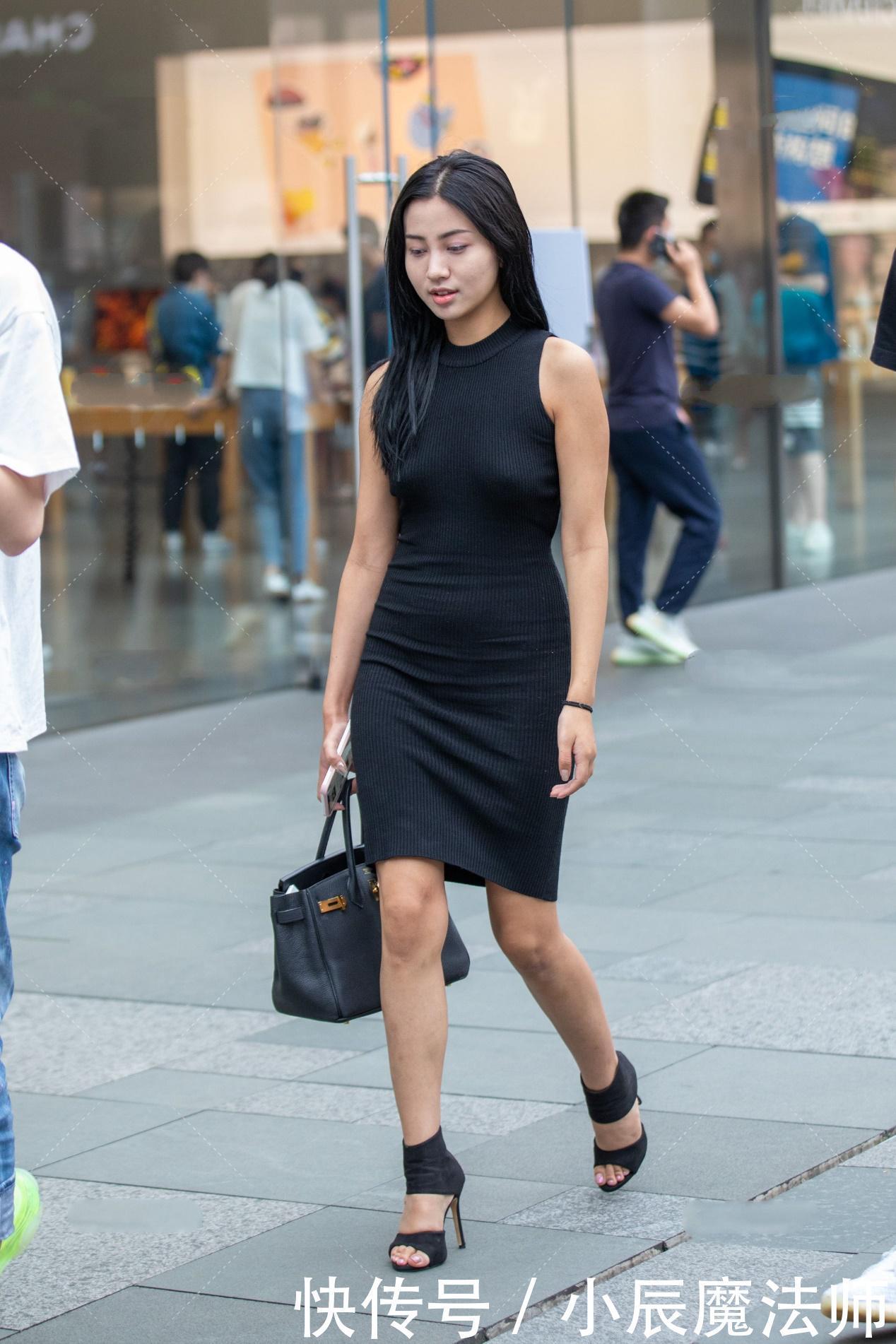 针织黑连衣中裙，配上黑色鞋子，优雅魅力