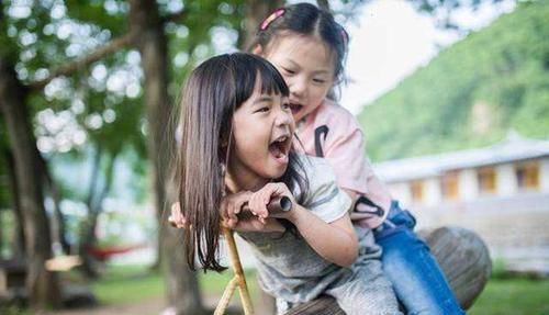 弟弟|“以后让弟弟给你们养老”,父母的偏心,孩子其实感受得到