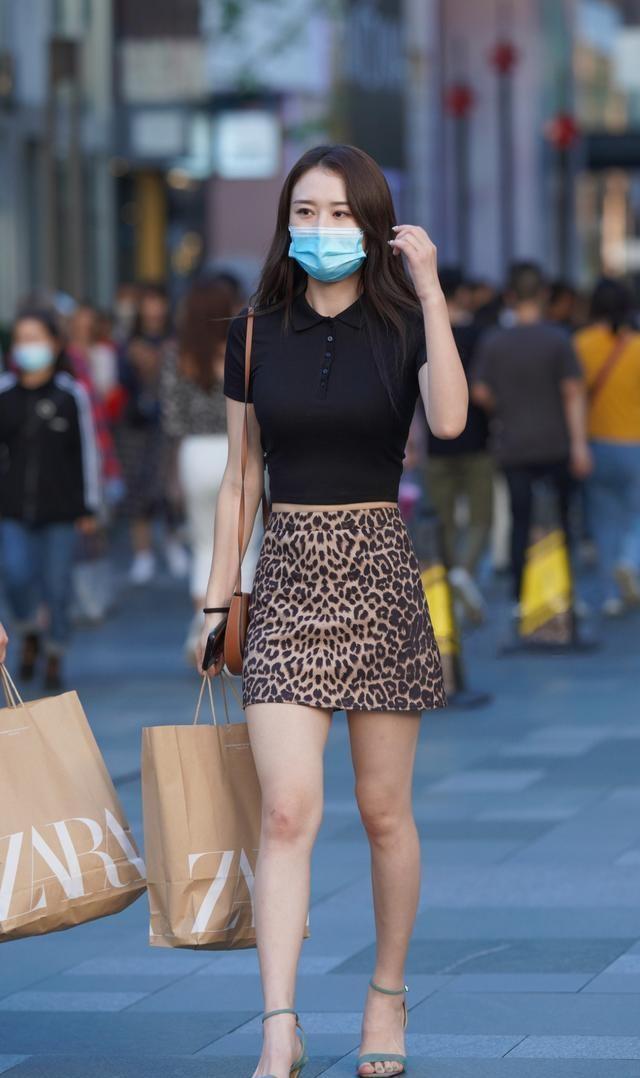 女人 裙装式样多种多样,优雅的女人穿着独特的时尚风格