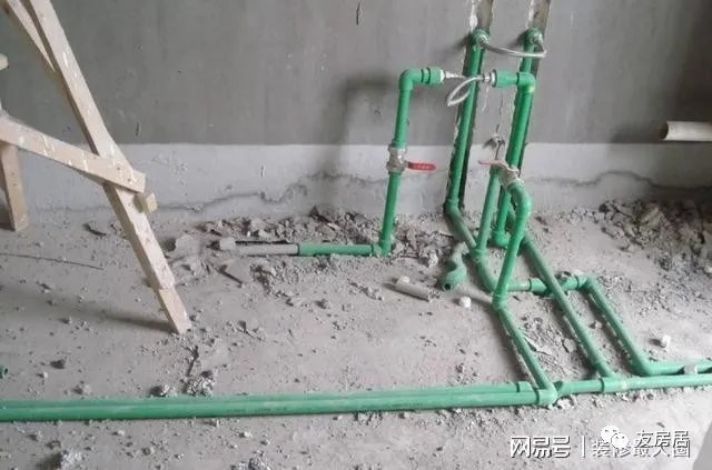 水管|水管铺设走顶还是走地?别选错了,当把房毁了就晚了