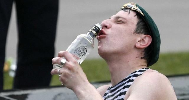 俄罗斯|东北爷们看完俄罗斯的“下酒菜”,陆续放下筷子不愧是战斗民族