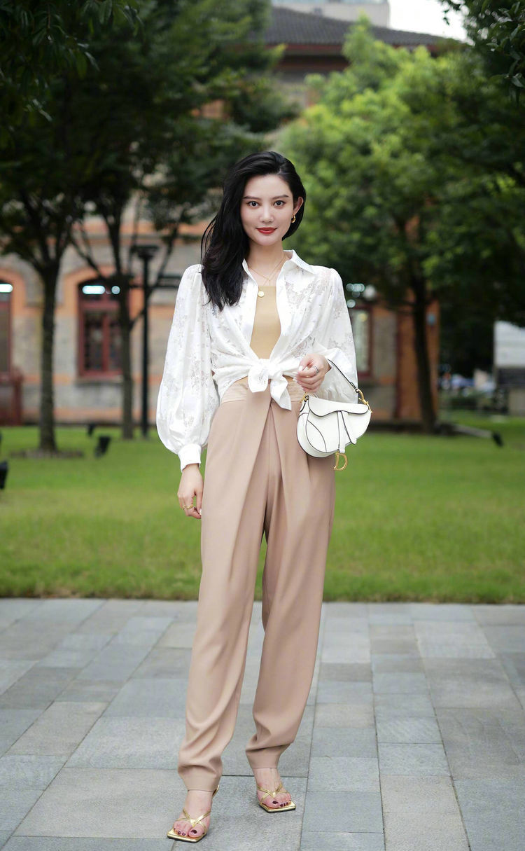 洋气|美女身穿白色连衣裙,不同颜色的印花图案,显得非常洋气