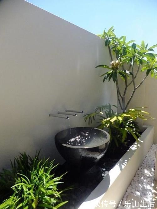 老物件|农村大水缸越来越不舍得扔了，铺些碎石水草变水景，城里人抢着要